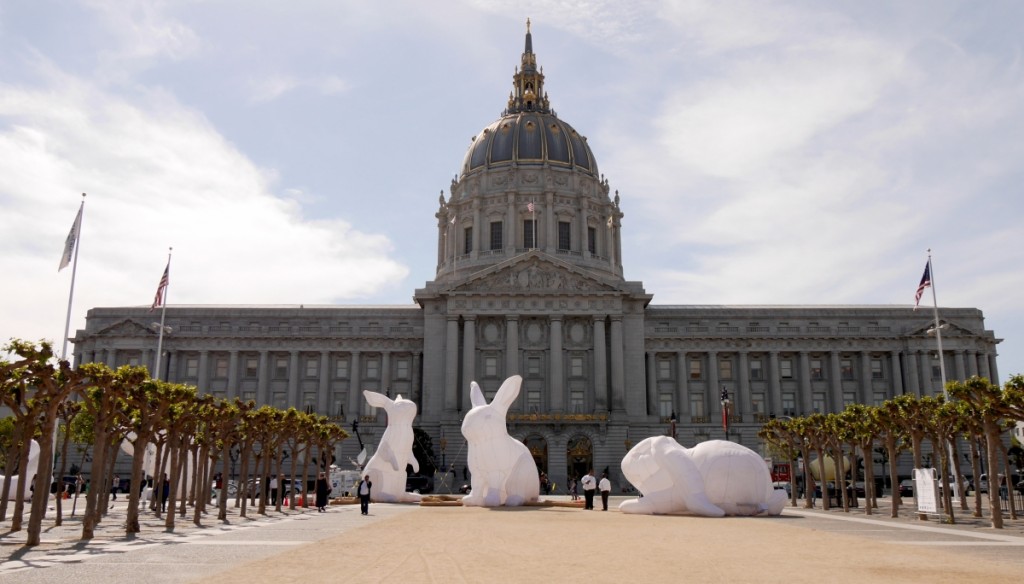 巨兔入侵！舊金山市政中心大型裝置藝術展